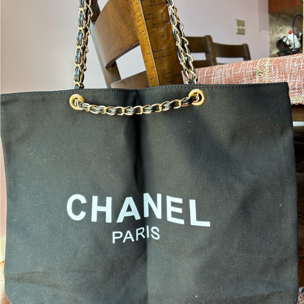 CHANEL Black Shoulder Bag with Chain-Link Handle
